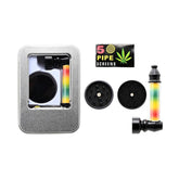 Atomic Smoking Set, silberne Metalldose mit Sichtfenster, ausgebreitet mit Rasta-farbener Metallpfeife, zweiteiligem Mini-Grinder und 5 Pipe Screens, weißer Hintergrund