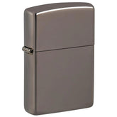 Zippo Sturmfeuerzeug Black Ice, geschlossen in Schrägansicht, tiefschwarzes spiegelndes Hochglanz-Finish, schlichtes Design ohne Gravur, weißer Hintergrund