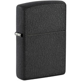 Zippo Sturmfeuerzeug Black Crackle, geschlossen in Schrägansicht, charakteristische schwarze Strukturlackierung, schlichtes Design ohne Gravur, weißer Hintergrund