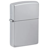 Zippo Sturmfeuerzeug Silber hochglanzpoliert, geschlossen in Schrägansicht, schlichtes Design ohne Gravur, seitliches Scharnier sichtbar, weißer Hintergrund