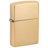Zippo Sturmfeuerzeug Gold hochglanzpoliert, geschlossen in Schrägansicht, schlichtes Design ohne Gravur, seitliches Scharnier sichtbar, weißer Hintergrund
