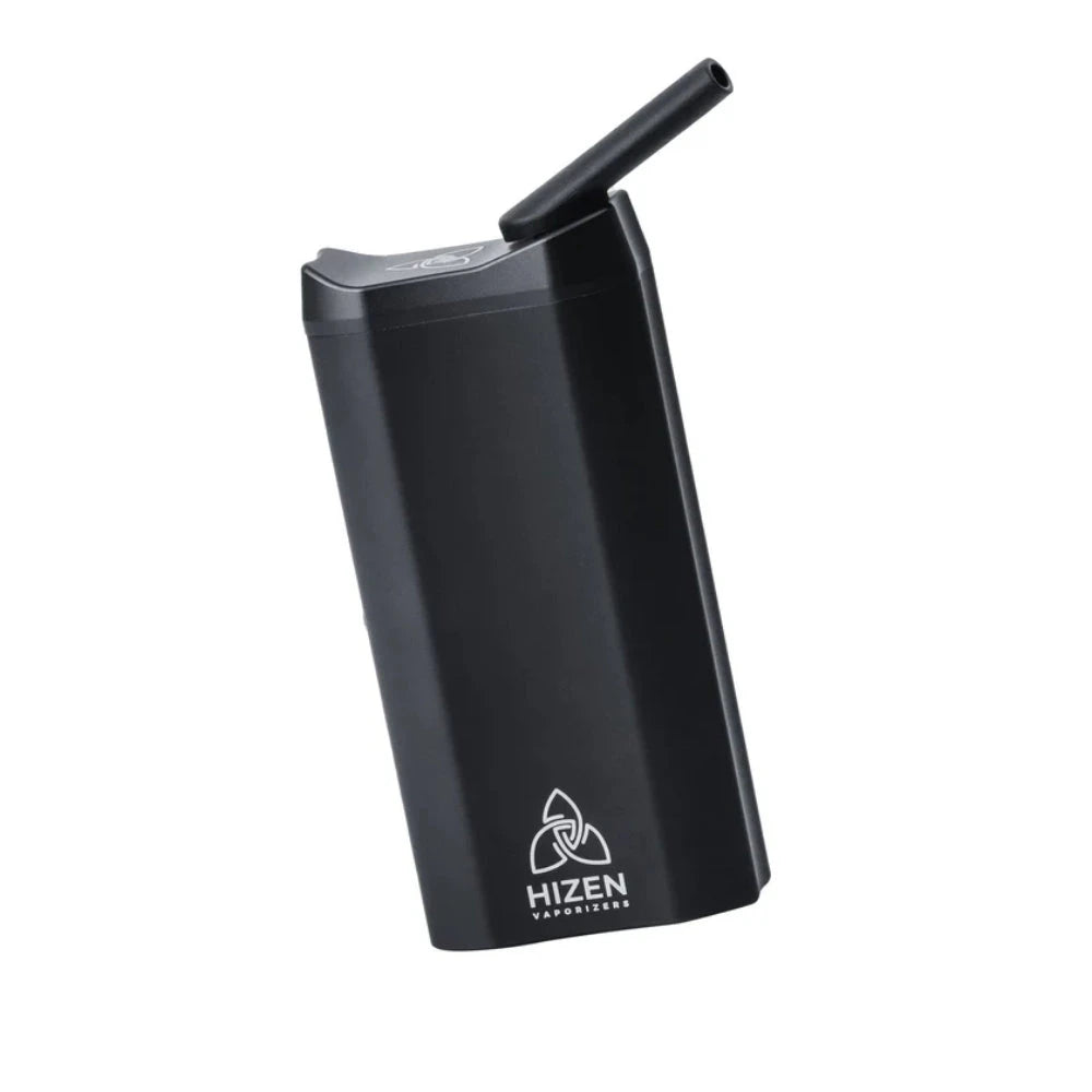 Hizen Nanu Vaporizer in Schwarz – kompakter quaderförmiger Vaporizer mit abgerundetem Design, herausgeklapptem schwarzem Mundstück, Bedienfeld auf der Oberseite und Hizen-Logo auf der Vorderseite, Schrägansicht