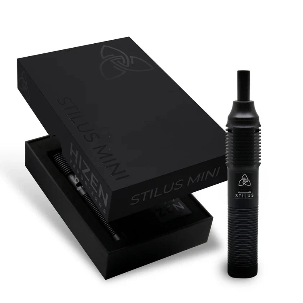 Hizen Stilus Mini Vaporizer in Schwarz – schlanker Stift-Vaporizer mit geriffeltem Griffbereich und konischem Mundstück, neben geöffneter schwarzer Geschenkbox mit Hizen-Logo und Aufschrift "Stilus Mini"