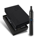 Hizen Stilus Pro Konvektion Vaporizer in Schwarz – schlanker Stift-Vaporizer mit blauem LED-Display (200°C), geriffeltem Griffbereich und konischem Mundstück, neben geöffneter schwarzer Geschenkbox mit Aufschrift "Stilus Pro Konvektion"