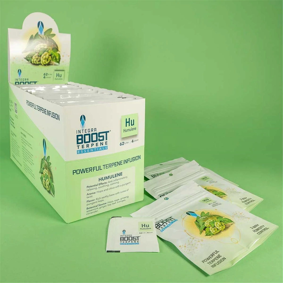 Integra Boost Terpene Essentials Humulene Hu 62% RH 4g Display-Box geöffnet mit Single Packs, Powerful Terpene Infusion, 24h Humidity Control, grüner Hintergrund