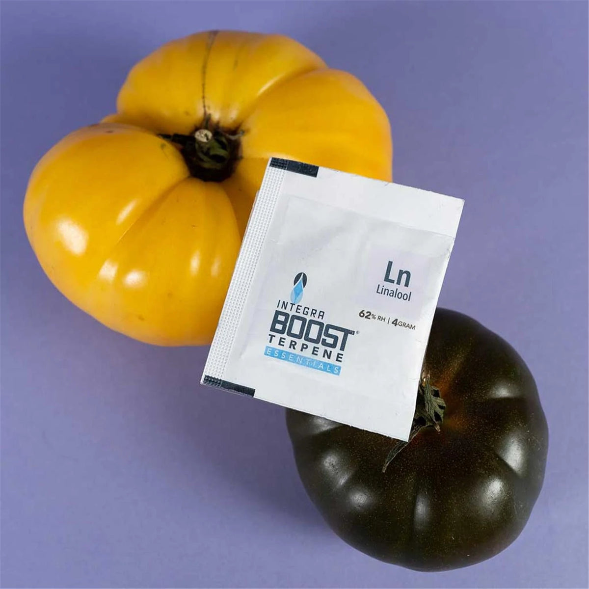 Integra Boost Terpene Essentials Linalool Ln 62% RH 4g Feuchtigkeitspad auf gelber und schwarzer Tomate, lila Hintergrund