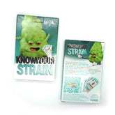 Know Your Strain Quartett-Kartenspiel von Svibes, Vorder- und Rückseite der Verpackung, grüne Cannabis-Bud-Figur mit Spielkarten, 32 Cannabis-Sorten, 18+, QR-Code für Terpene-Infos, weißer Hintergrund
