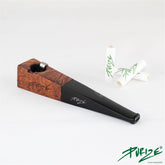Purize Pipe Black zusammengebaut, brauner Holzkopf mit schwarzem Aluminium-Mundstück, drei weiße Purize-Aktivkohlefilter daneben, Purize-Logo, grauer Hintergrund