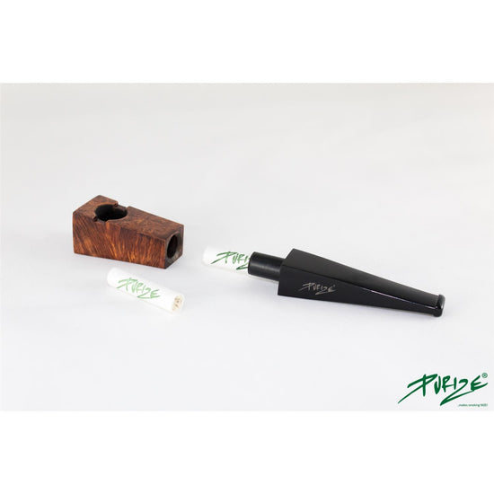 Purize Pipe Black Set zerlegt: Holzkopf in Braun, schwarzes Aluminium-Mundstück und zwei weiße Purize-Aktivkohlefilter mit grünem Logo, grauer Hintergrund