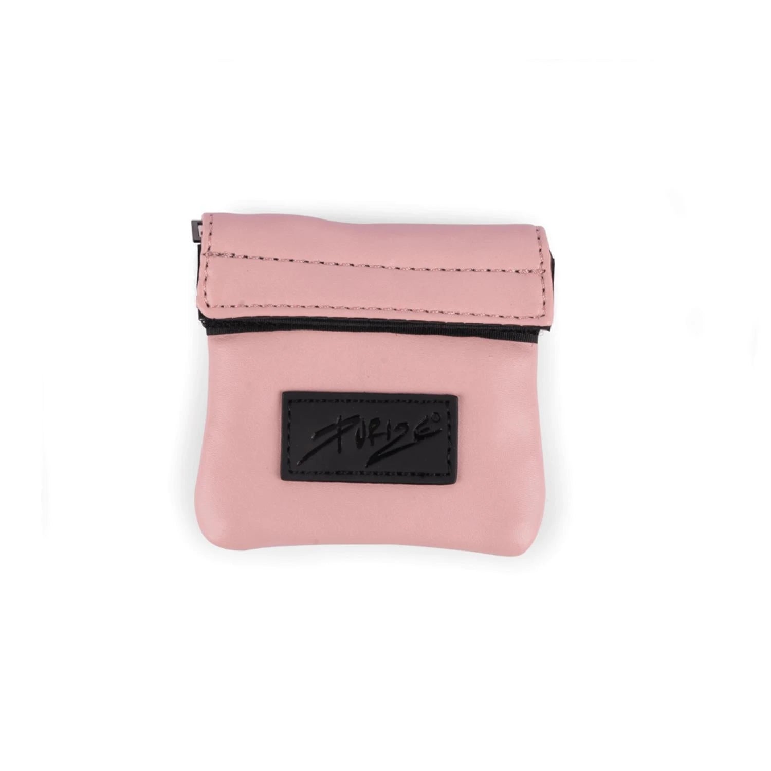 PURIZE Leder-Täschchen in Rosa, Frontansicht geschlossen mit Klettverschluss-Lasche und schwarzem PURIZE Logo-Patch