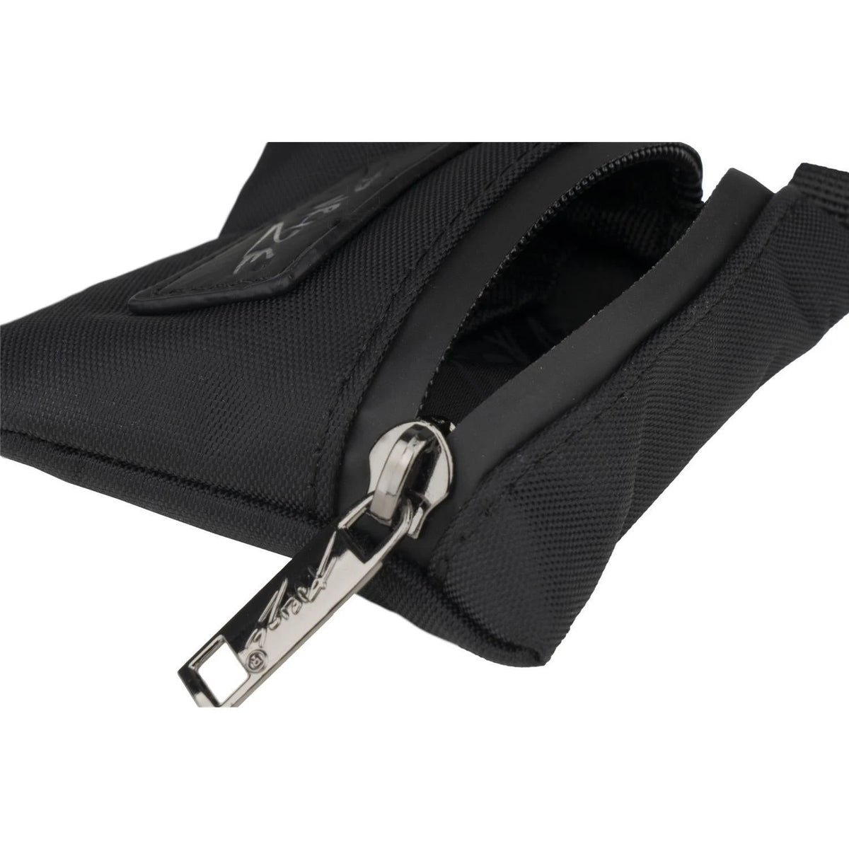 PURIZE Mini Bag in Schwarz aus Nylon, Detailansicht des geöffneten Reißverschlusses mit graviertem PURIZE Zipper