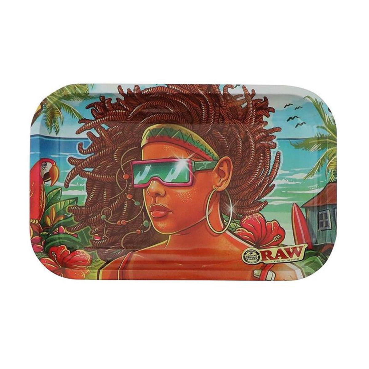 RAW Classic Rolling Papers Brazil Rolling Tray, rechteckiges Metalltablett mit illustrierter Frau mit Dreadlocks und Sonnenbrille, tropisches Strand-Motiv mit Papagei und Palmen, RAW-Logo, weißer Hintergrund