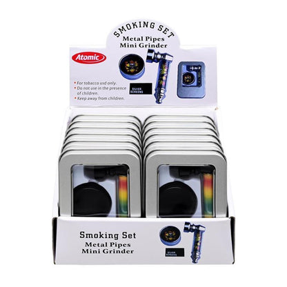 Atomic Smoking Set Display-Box mit 12 Metalldosen, enthält je eine Metallpfeife mit Rasta-Design, Mini-Grinder und Siebe, weißer Hintergrund