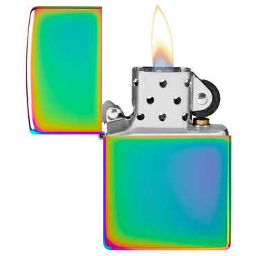 Zippo Sturmfeuerzeug Multi Color, geöffnet mit brennender Flamme, schillerndes Regenbogen-Chrom-Finish in Grün, Blau und Lila, silbernes Innenwerk, weißer Hintergrund