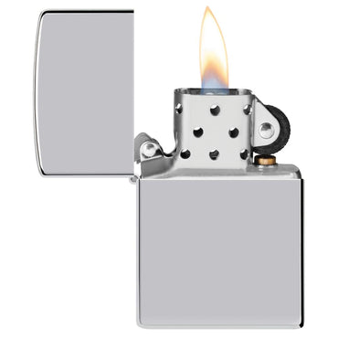 Zippo Sturmfeuerzeug Silber poliert, geöffnet mit brennender Flamme, klassisches Scharnier und Reibrad sichtbar, weißer Hintergrund