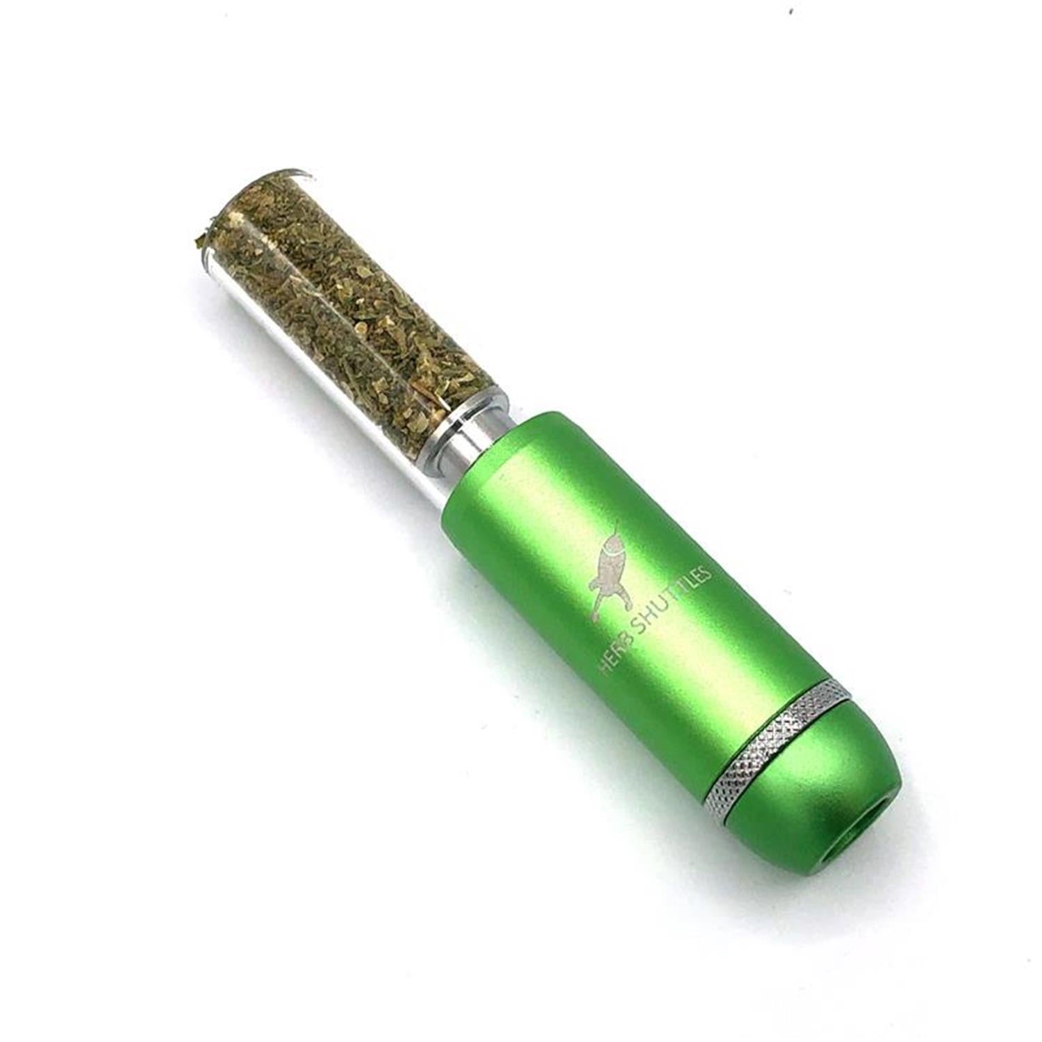 Herb Shuttles Kräuterbehälter mit transparentem Glaszylinder gefüllt mit getrockneten Kräutern und grünem Aluminiumgehäuse