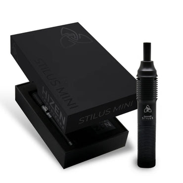 Hizen Stilus Mini Vaporizer in Schwarz – schlanker Stift-Vaporizer mit geriffeltem Griffbereich und konischem Mundstück, neben geöffneter schwarzer Geschenkbox mit Hizen-Logo und Aufschrift "Stilus Mini"
