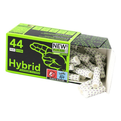 Hybrid Supreme Filters Plus Size 44er Pack 8,2mm – geöffnete schwarz-grüne Faltschachtel mit New! Plus Size Organic Cellulose Kennzeichnung und "Plastic in Filter"-Hinweisicons, herausfallende weiße zylindrische Filter mit Blatt-Musteraufdruck