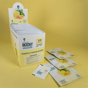 Integra Boost Terpene Essentials Limonene Lm 62% RH 4g Display-Box geöffnet mit Single Packs, Powerful Terpene Infusion, 2-Way Humidity Control, gelber Hintergrund