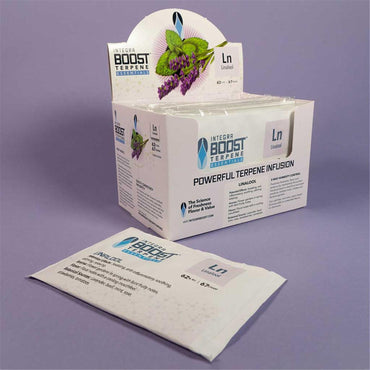 Integra Boost Terpene Essentials Linalool Ln 62% RH 67g Display-Box mit Single Pack, Powerful Terpene Infusion, 2-Way Humidity Control, The Science of Freshness Flavor and Value, lila Hintergrund