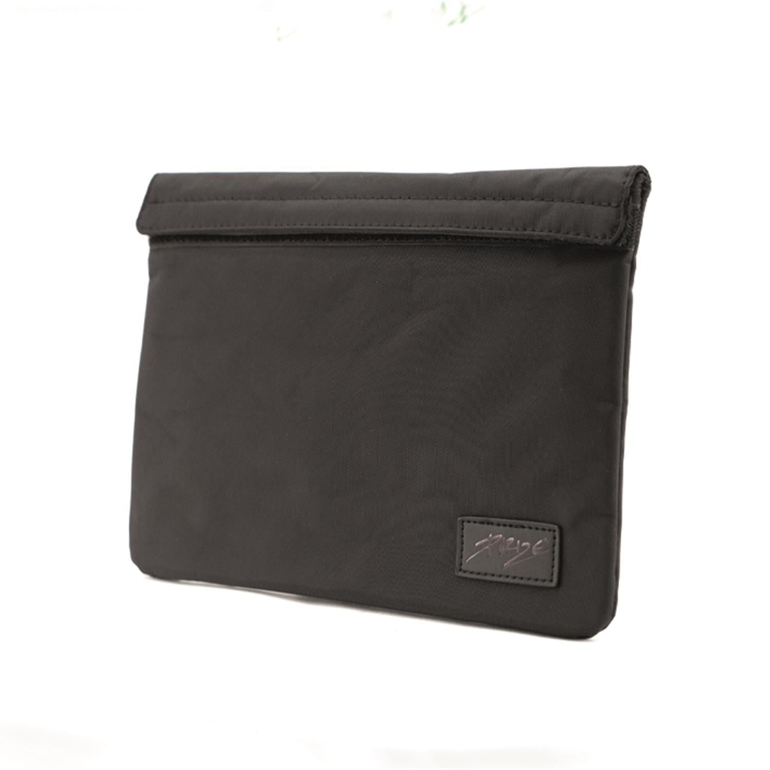 PURIZE Aktivkohle-Tasche in Schwarz aus Nylon, geruchsdicht, Frontansicht geschlossen mit Klettlasche und PURIZE Logo-Patch