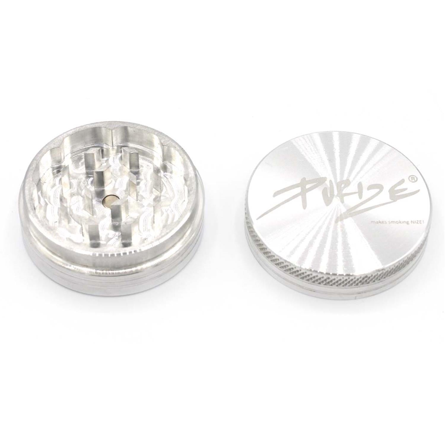 PURIZE Grinder aus Aluminium in Silber, 2-teilig geöffnet mit Mahlzähnen, Magnetverschluss und graviertem PURIZE Logo