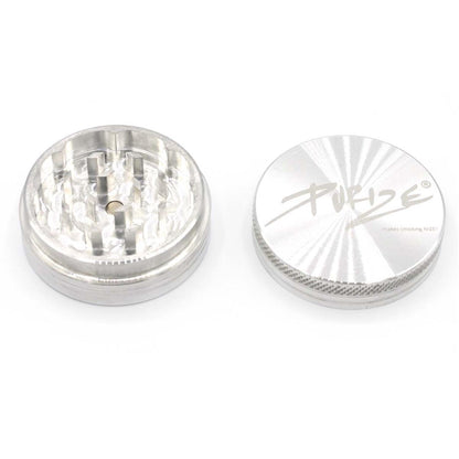 PURIZE Grinder aus Aluminium in Silber, 2-teilig geöffnet mit Mahlzähnen, Magnetverschluss und graviertem PURIZE Logo