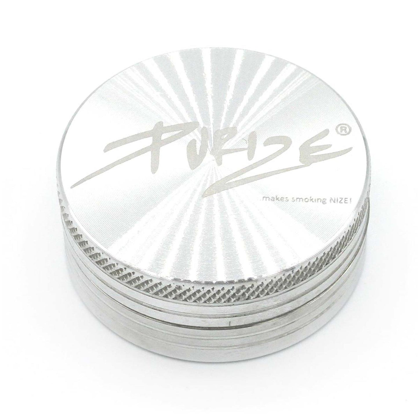 PURIZE Grinder aus Aluminium in Silber, 2-teilig geschlossen mit graviertem PURIZE Logo, Sonnenschliff und Schriftzug makes smoking NIZE