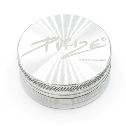 PURIZE Grinder aus Aluminium in Silber, 2-teilig geschlossen mit graviertem PURIZE Logo, Sonnenschliff und Schriftzug makes smoking NIZE
