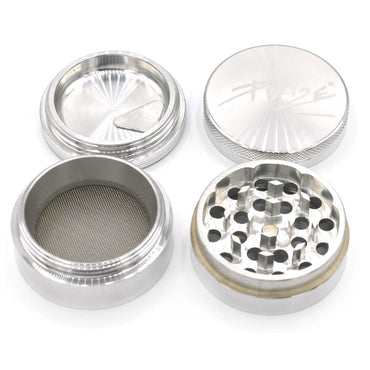 PURIZE Grinder aus Aluminium in Silber, 4-teilig zerlegt mit Mahlzähnen, Pollensieb, Kief-Fach und graviertem PURIZE Logo