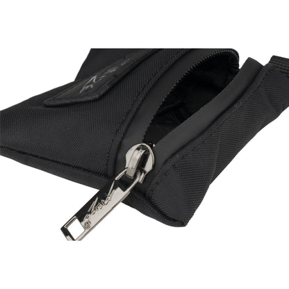 PURIZE Mini Bag in Schwarz aus Nylon, Detailansicht des geöffneten Reißverschlusses mit graviertem PURIZE Zipper