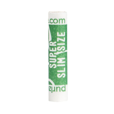 PURIZE Super Slim Size Aktivkohlefilter einzeln stehend, 5 mm Durchmesser, grün-weißes purize.com Branding, hochkant mit sichtbarer Filterstruktur oben