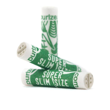 Drei PURIZE Super Slim Size Aktivkohlefilter mit grünem purize.com Branding, 5 mm Durchmesser, sichtbare Mehrloch-Keramikkappe für sauberes Ziehen