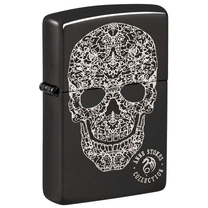 Zippo Sturmfeuerzeug Anne Stokes Collection Totenkopf, geschlossen in Schrägansicht, filigran gravierter Skull mit Blumenmuster auf schwarzem Hochglanz-Finish, weißer Hintergrund