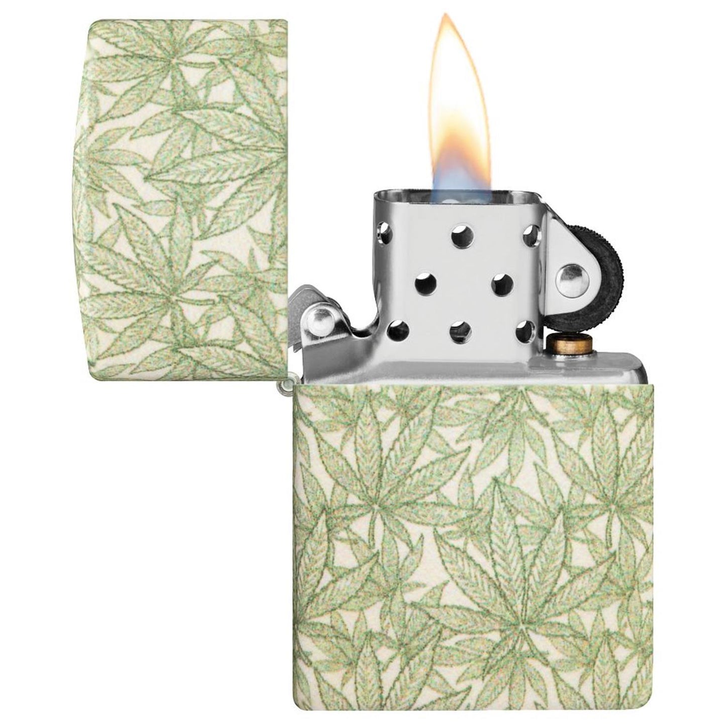 Zippo Sturmfeuerzeug Cannabis Blatt Muster, geöffnet mit brennender Flamme, cremefarbener matter Finish mit grünem All-over Cannabis-Blatt-Muster, silbernes Innenwerk, weißer Hintergrund