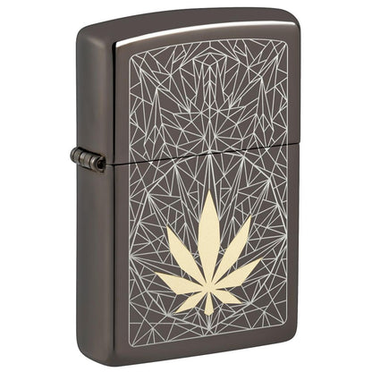 Zippo Sturmfeuerzeug Cannabis Geometrie Design, geschlossen in Schrägansicht, goldenes Cannabis-Blatt mit geometrischem Linienmuster auf Black Ice Finish, weißer Hintergrund