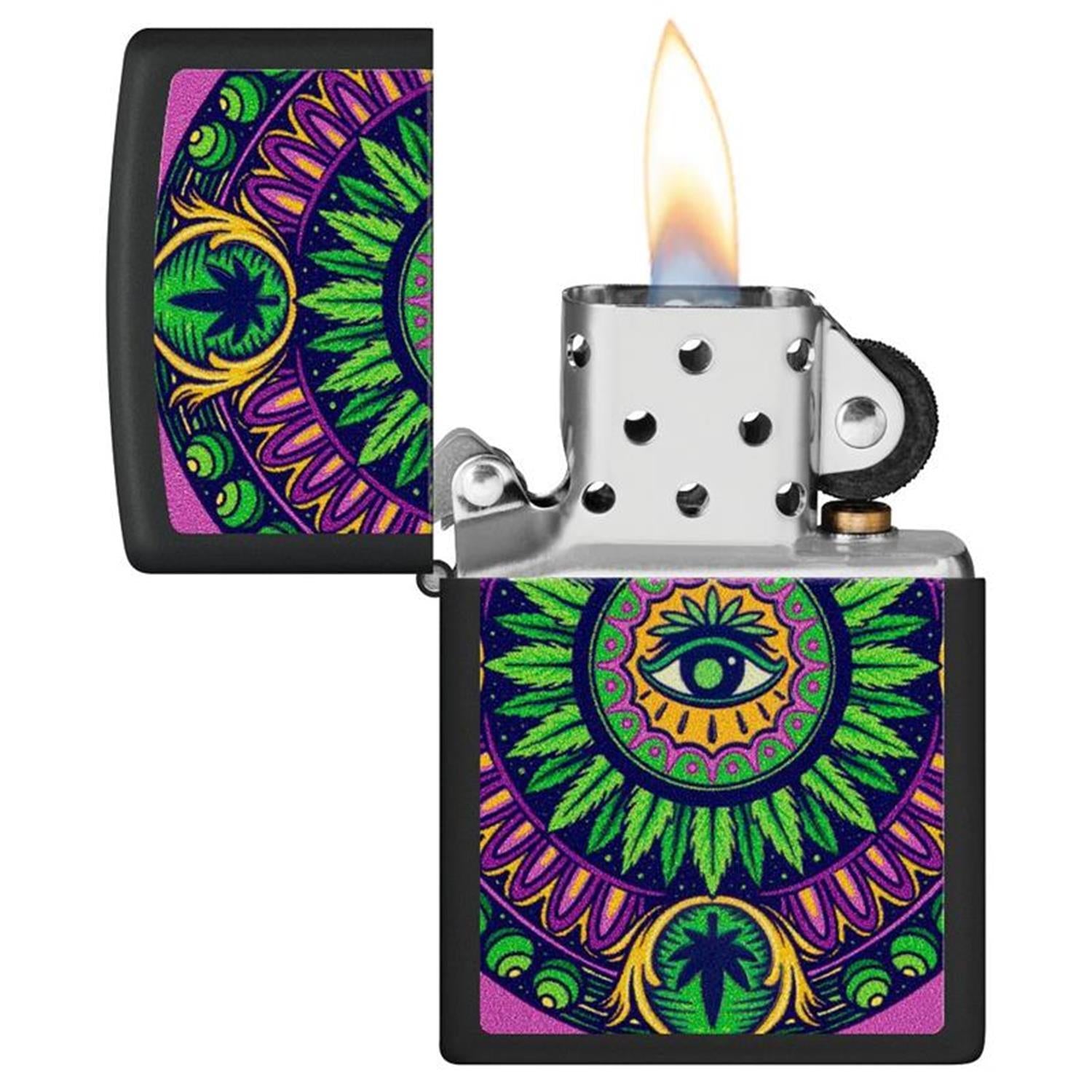 Zippo Sturmfeuerzeug Cannabis Mandala Auge Design, schwarzer matter Finish, psychedelisches Mandala mit Allsehendem Auge und Cannabis-Blättern in Grün, Lila und Gold, weißer Hintergrund