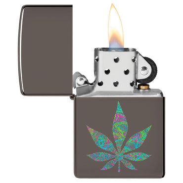 Zippo Sturmfeuerzeug Cannabis Regenbogen-Blatt Design, geöffnet mit brennender Flamme, psychedelisches Cannabis-Blatt in Regenbogenfarben auf Black Ice Finish, weißer Hintergrund