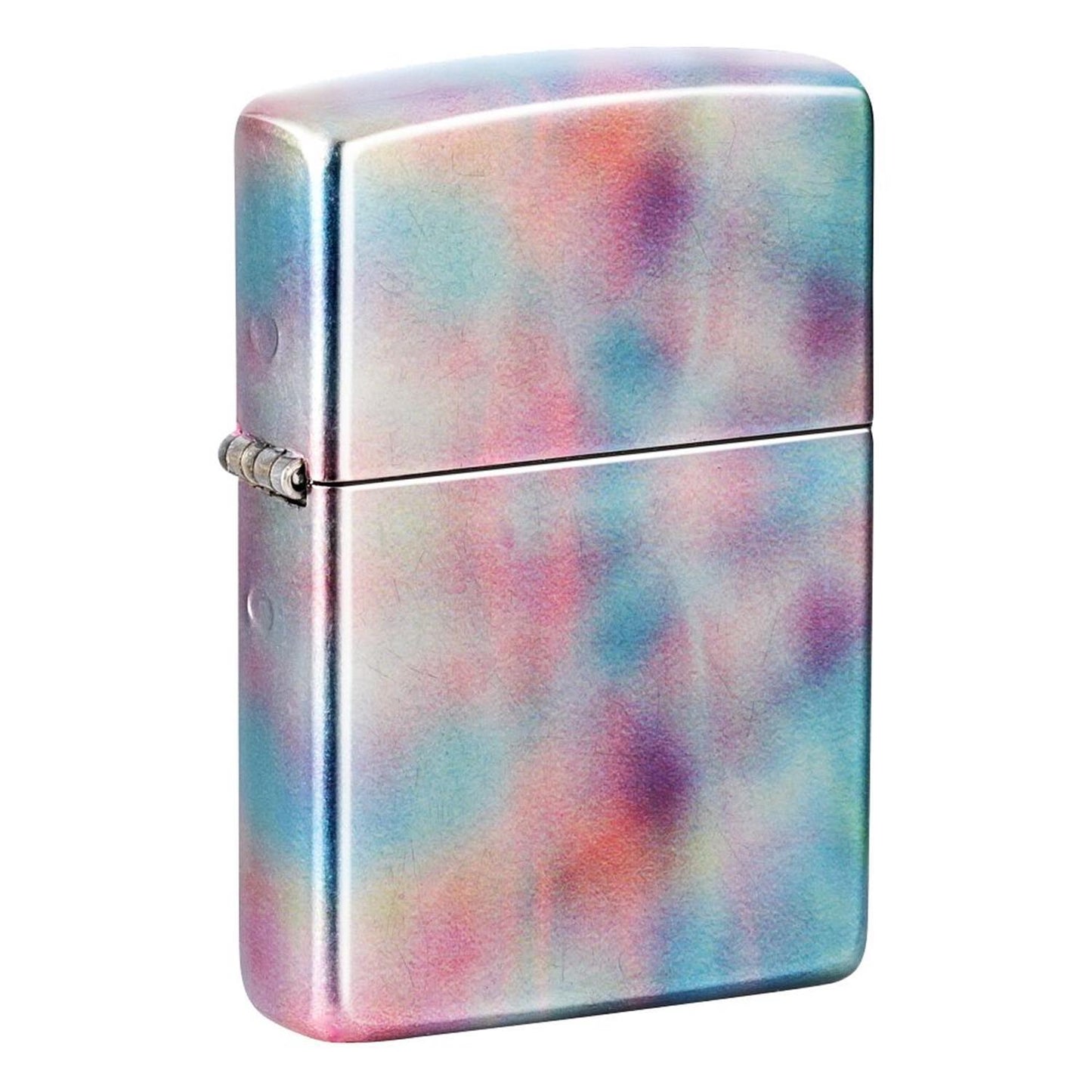 Zippo Sturmfeuerzeug Tie Dye Design, geschlossen in Schrägansicht, buntes Batik-Muster in Blau, Rosa, Lila und Orange, matter Finish, weißer Hintergrund